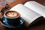 Счастливые люди читают книжки и пьют кофе